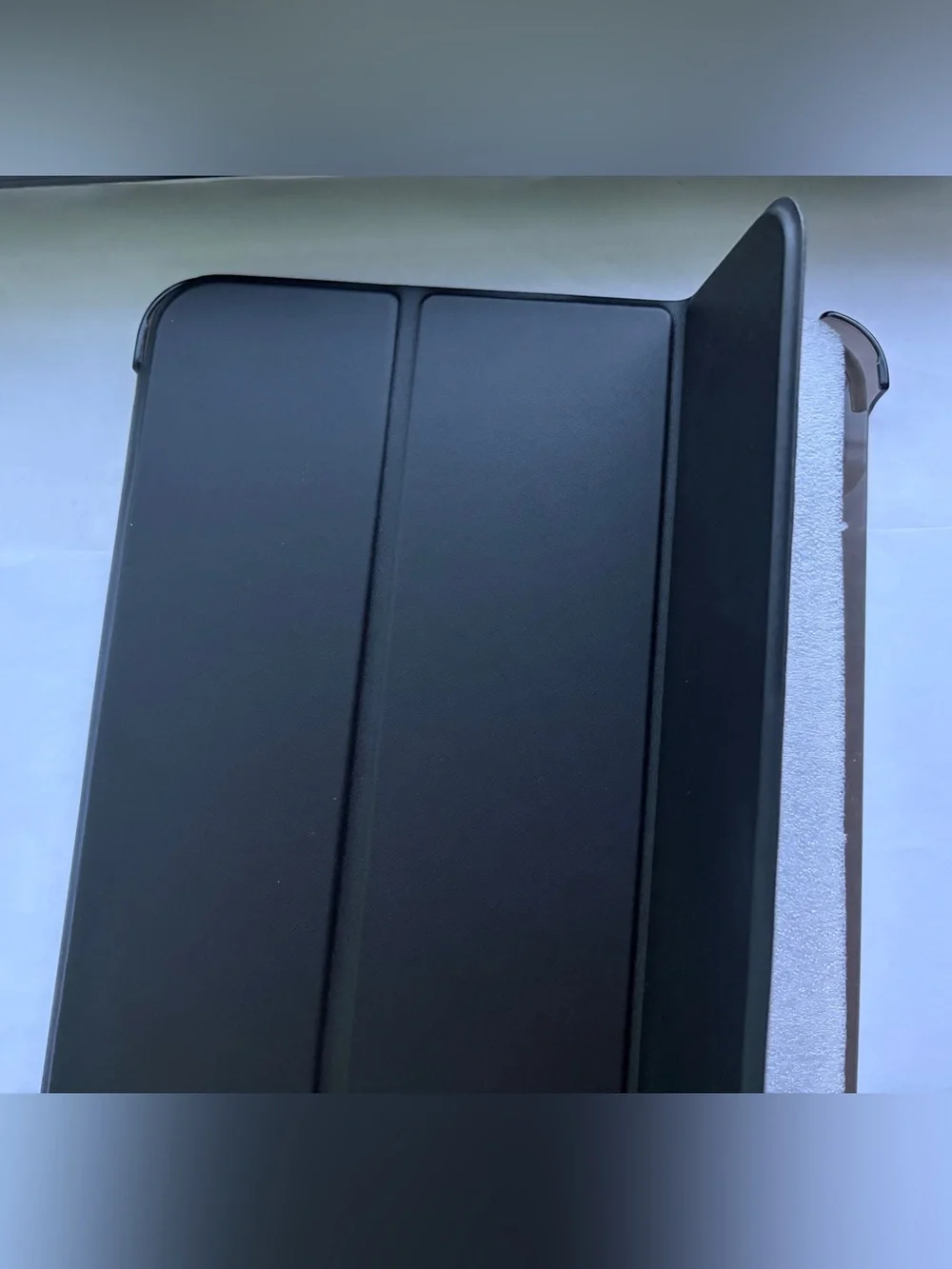BNWT Moko Case for IPad 10th generation Black Magnetic Tri-Fold Tablet Case